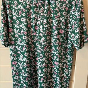 Waggle Men's Green/Pink Floral Short-Sleeve Button-Down Golf Shirt